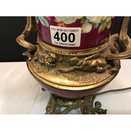 400 - PORCELAIN AND BRASS TABLE LAMP DECORATED WITH CHERUBS AND FLOWERS COMPLETE WITH SHADE