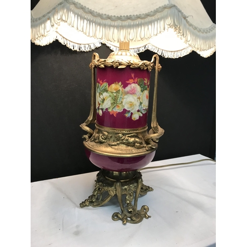 400 - PORCELAIN AND BRASS TABLE LAMP DECORATED WITH CHERUBS AND FLOWERS COMPLETE WITH SHADE