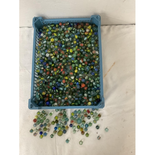 401 - CRATE OF VINTAGE MARBLES