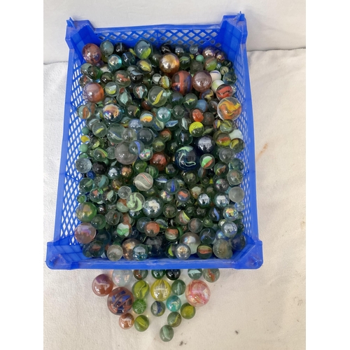 407 - CRATE OF VINTAGE MARBLES TO INCLUDE LARGE EXAMPLES