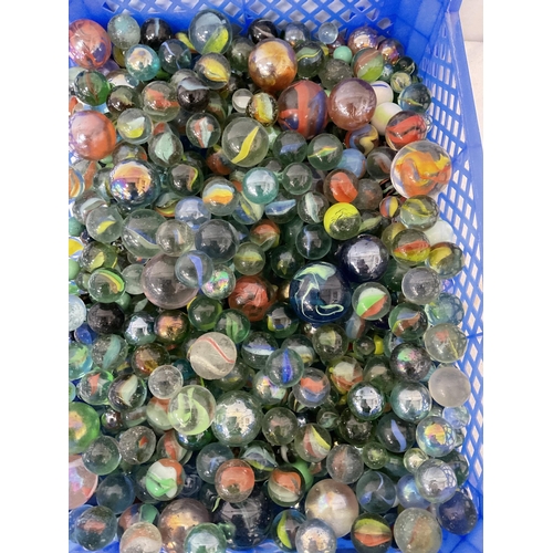 407 - CRATE OF VINTAGE MARBLES TO INCLUDE LARGE EXAMPLES