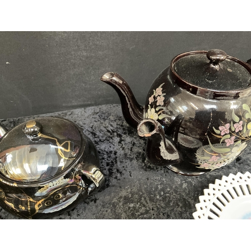 409 - BOX OF CHINA TO INCLUDE TEA POTS, COALPORT, VICTORIAN JUG WITH STAND, CARTONWARE, TABLE LIGHTER ETC