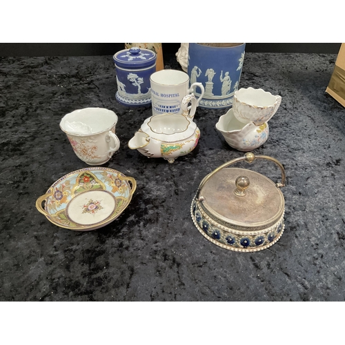 412 - BOX OF CHINA TO INCLUDE WEDGEWOOD, ROYAL DOULTON, WADE ETC