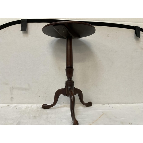 415 - VICTORIAN MAHOGANY PEDASTAL WINE TABLE H22