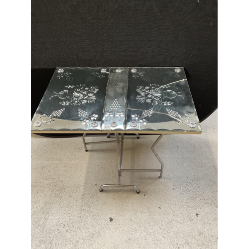 422 - DROP LEAF MIRRORED RETRO TABLE (LARGE CRACK TO 1 LEAF)
WHEN OPEN - H30