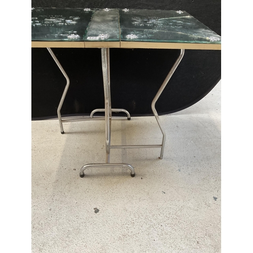 422 - DROP LEAF MIRRORED RETRO TABLE (LARGE CRACK TO 1 LEAF)
WHEN OPEN - H30