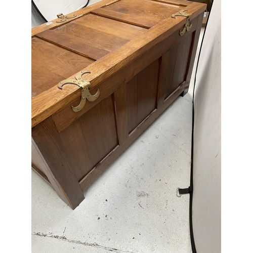 440 - VINTAGE 3 PANEL OAK BLANKET CHEST - H 28