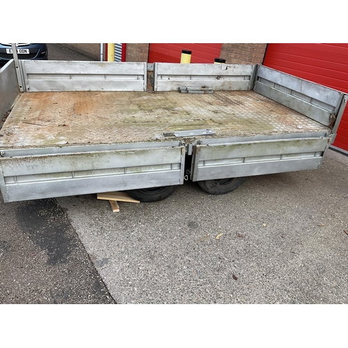 450 - TWIN AXLE DROP SIDE FLAT BED TRAILER WITH 2 RAMPS - 13 FT 7 TO END OF DRAW BAR - TRAILER BED 10FT X ... 