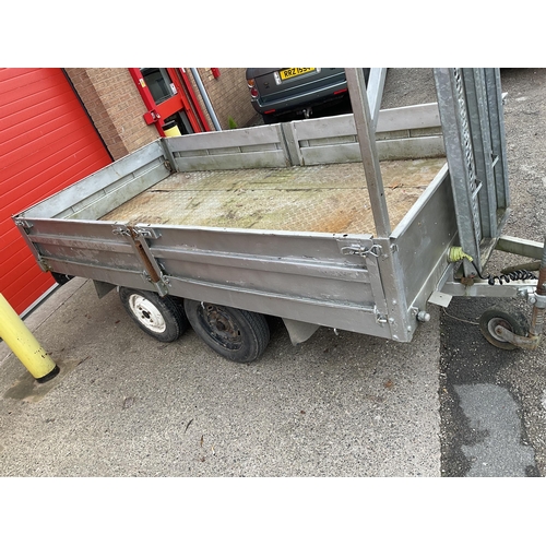 450 - TWIN AXLE DROP SIDE FLAT BED TRAILER WITH 2 RAMPS - 13 FT 7 TO END OF DRAW BAR - TRAILER BED 10FT X ... 