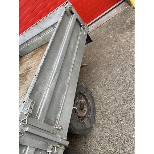 450 - TWIN AXLE DROP SIDE FLAT BED TRAILER WITH 2 RAMPS - 13 FT 7 TO END OF DRAW BAR - TRAILER BED 10FT X ... 