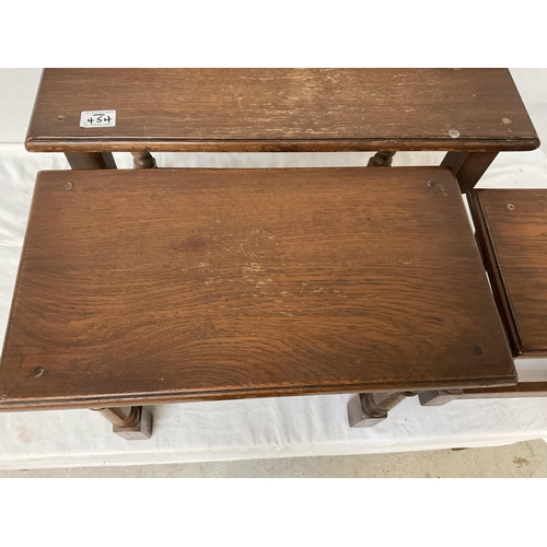 454 - OAK NEST OF 3 TABLES - H 19