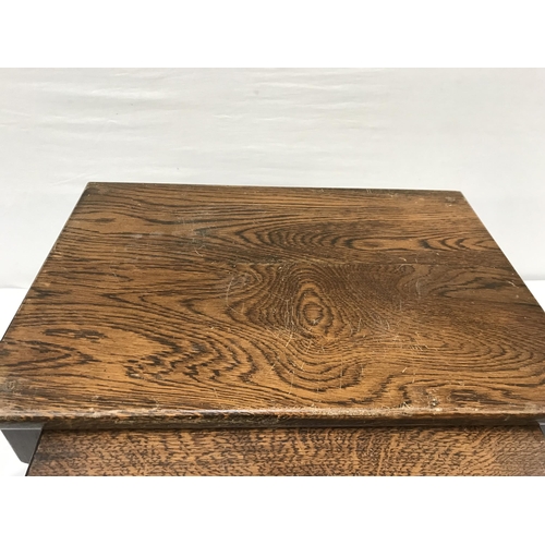 109 - OAK NEST OF 3 TABLES - H 19