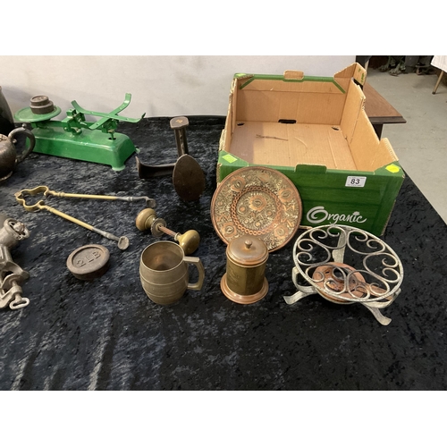 83 - BOX OF METALWARE TO INCLUDE BRASS AND COPPER ITEMS ETC