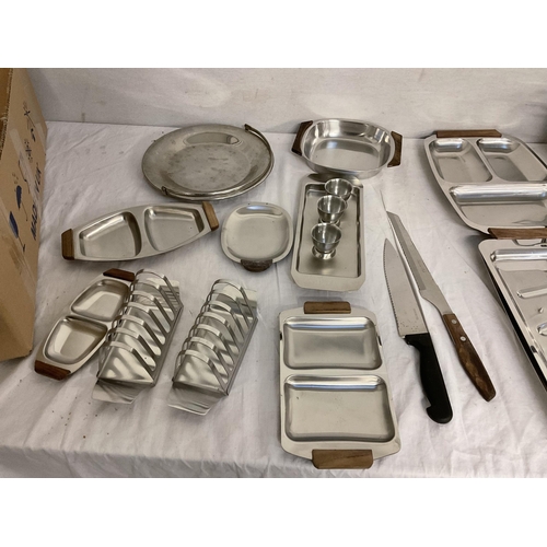 91 - BOX OF KITCHENWARE TO INCLUDE STAINLESS STEEL TRAYS, LARGE COOKING POT ETC