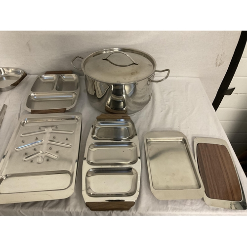 91 - BOX OF KITCHENWARE TO INCLUDE STAINLESS STEEL TRAYS, LARGE COOKING POT ETC