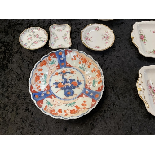 201 - BOX OF CHINA AND GLASSWARE TO INCLUDE 6 BRANDY GOBLETS FLORAL PLAQUES, AMARI PLATE, WEDGEWOOD, AYNSL... 