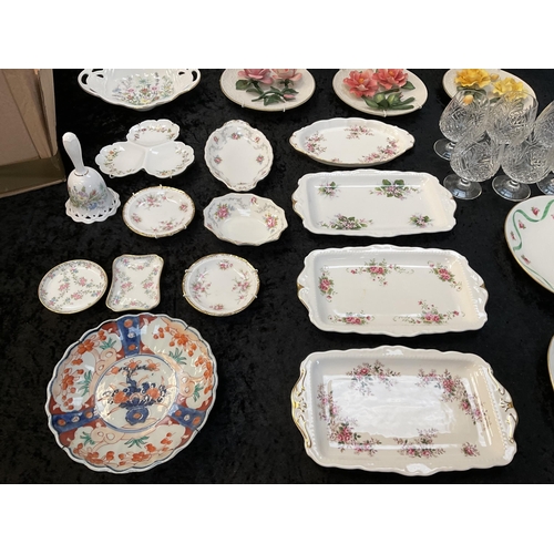 201 - BOX OF CHINA AND GLASSWARE TO INCLUDE 6 BRANDY GOBLETS FLORAL PLAQUES, AMARI PLATE, WEDGEWOOD, AYNSL... 