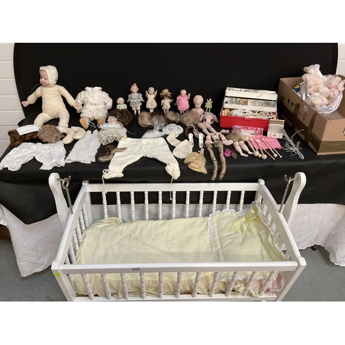 202 - BABYS CRIB AND VINTAGE DOLLS TO INCLUDE CHINA BODIED DOLLS ETC