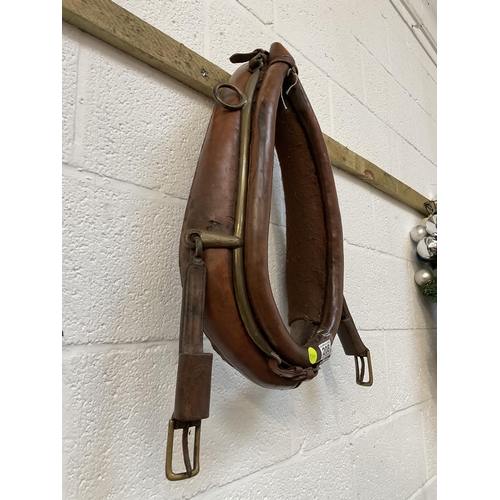 208 - VINTAGE LEATHER HORSE COLLAR COMPLETE WITH BRASS AIMES AND STRAPS - H 24