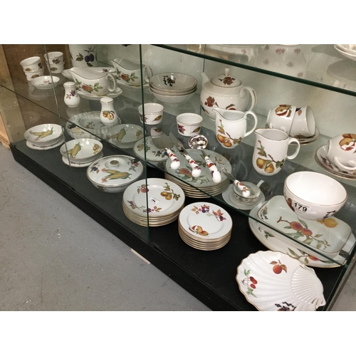 179 - LARGE ROYAL WORCESTER EVESHAM PATTERN DINNER SERVICE (APPROX 70 PIECES) 1 PIECE LIMOGE