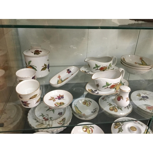 179 - LARGE ROYAL WORCESTER EVESHAM PATTERN DINNER SERVICE (APPROX 70 PIECES) 1 PIECE LIMOGE