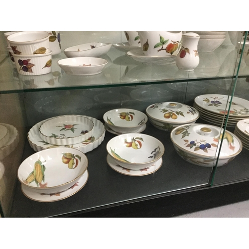 179 - LARGE ROYAL WORCESTER EVESHAM PATTERN DINNER SERVICE (APPROX 70 PIECES) 1 PIECE LIMOGE