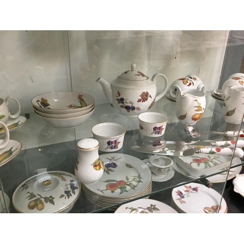 179 - LARGE ROYAL WORCESTER EVESHAM PATTERN DINNER SERVICE (APPROX 70 PIECES) 1 PIECE LIMOGE