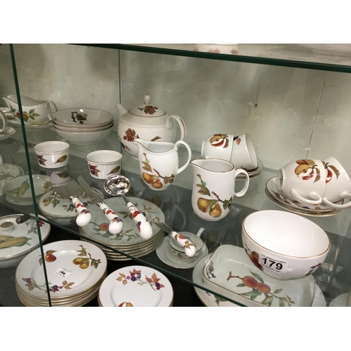 179 - LARGE ROYAL WORCESTER EVESHAM PATTERN DINNER SERVICE (APPROX 70 PIECES) 1 PIECE LIMOGE