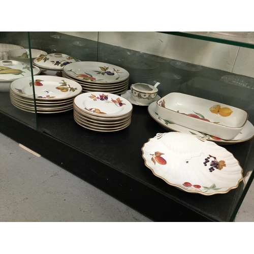 179 - LARGE ROYAL WORCESTER EVESHAM PATTERN DINNER SERVICE (APPROX 70 PIECES) 1 PIECE LIMOGE