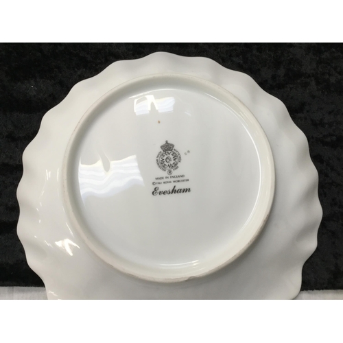 179 - LARGE ROYAL WORCESTER EVESHAM PATTERN DINNER SERVICE (APPROX 70 PIECES) 1 PIECE LIMOGE