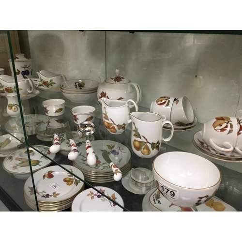 179 - LARGE ROYAL WORCESTER EVESHAM PATTERN DINNER SERVICE (APPROX 70 PIECES) 1 PIECE LIMOGE