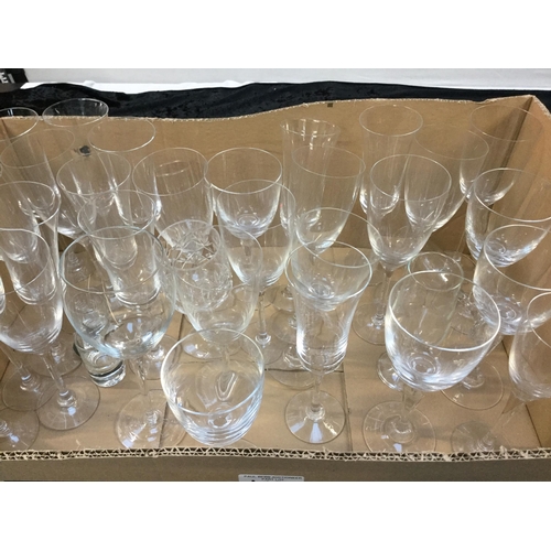 199 - 2 BOXES OF GLASSWARE TO INCLUDE GLASSWARE, JUGS, WINE GLASSES ETC