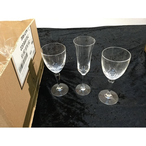 199 - 2 BOXES OF GLASSWARE TO INCLUDE GLASSWARE, JUGS, WINE GLASSES ETC