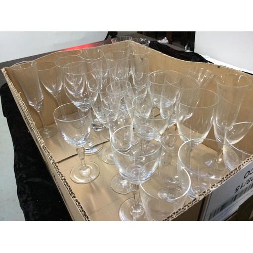 199 - 2 BOXES OF GLASSWARE TO INCLUDE GLASSWARE, JUGS, WINE GLASSES ETC