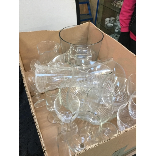 199 - 2 BOXES OF GLASSWARE TO INCLUDE GLASSWARE, JUGS, WINE GLASSES ETC