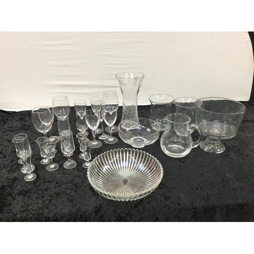 199 - 2 BOXES OF GLASSWARE TO INCLUDE GLASSWARE, JUGS, WINE GLASSES ETC