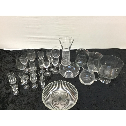 199 - 2 BOXES OF GLASSWARE TO INCLUDE GLASSWARE, JUGS, WINE GLASSES ETC