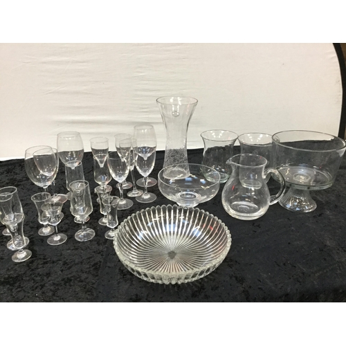 199 - 2 BOXES OF GLASSWARE TO INCLUDE GLASSWARE, JUGS, WINE GLASSES ETC