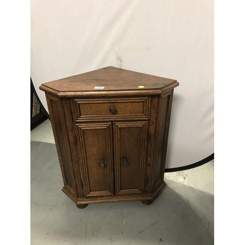 359 - DUTCH STYLE OAK FREE STANDING CORNER CABINET OF SMALL PROPORTIONS - H 28