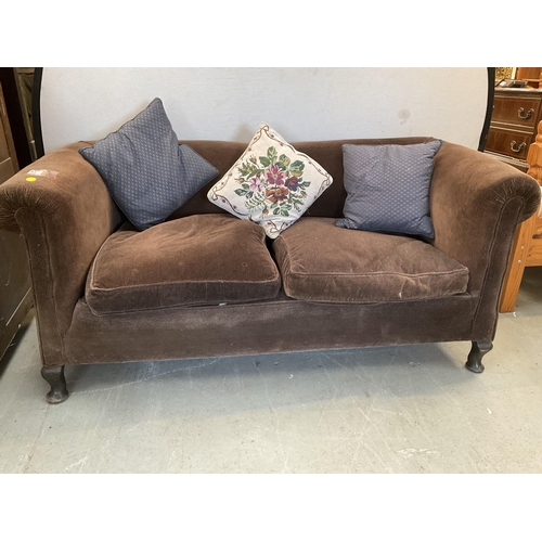 331 - BROWN UPHOLSTERED 2 SEATER CHESTERFIELD STYLE TUB SETEE ON CABRIOLE LEGS