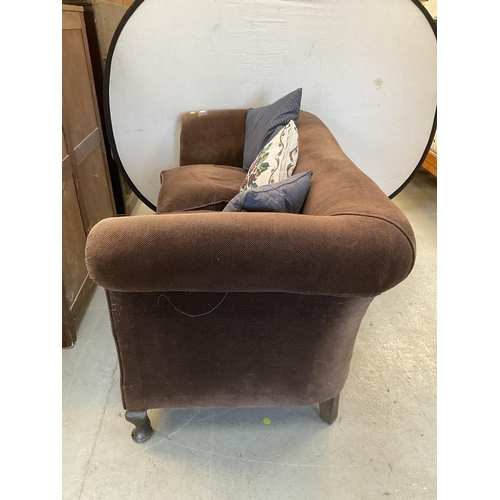 331 - BROWN UPHOLSTERED 2 SEATER CHESTERFIELD STYLE TUB SETEE ON CABRIOLE LEGS