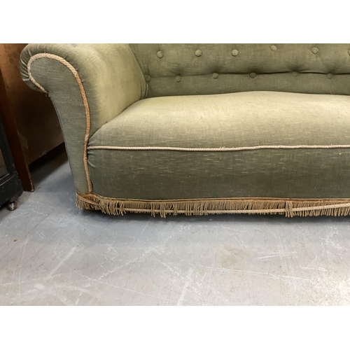 333 - GREEN UPHOLSTERED CHESTERFIELD STYLE VICTORIAN TUB SETTEE