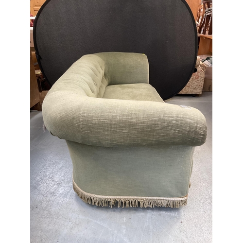 333 - GREEN UPHOLSTERED CHESTERFIELD STYLE VICTORIAN TUB SETTEE