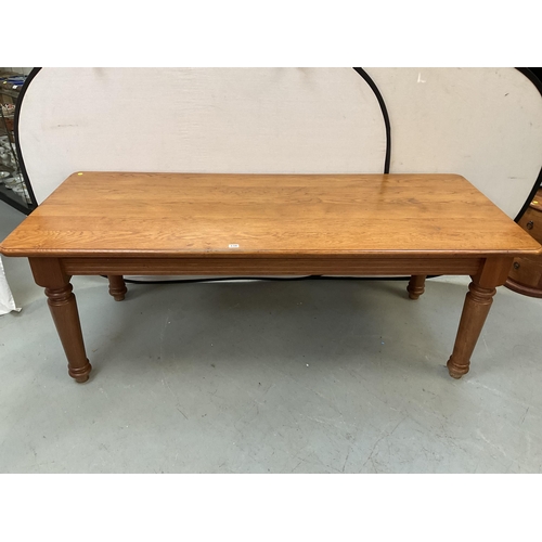 338 - LARGE HEAVY OAK DINING TABLE ON 4 TURNED LEGS WITH 8 MATCHING RAILBACK CHAIRS WITH UPHOLSTERED SEATS... 