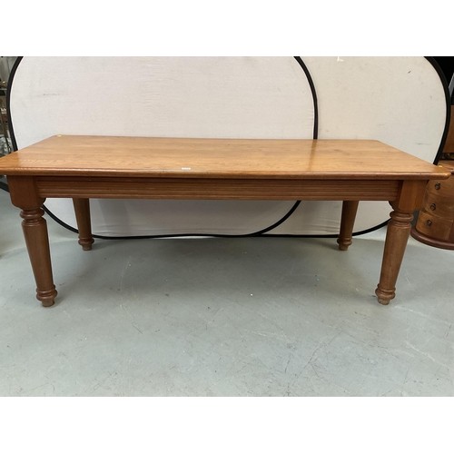 338 - LARGE HEAVY OAK DINING TABLE ON 4 TURNED LEGS WITH 8 MATCHING RAILBACK CHAIRS WITH UPHOLSTERED SEATS... 