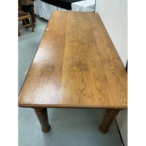 338 - LARGE HEAVY OAK DINING TABLE ON 4 TURNED LEGS WITH 8 MATCHING RAILBACK CHAIRS WITH UPHOLSTERED SEATS... 