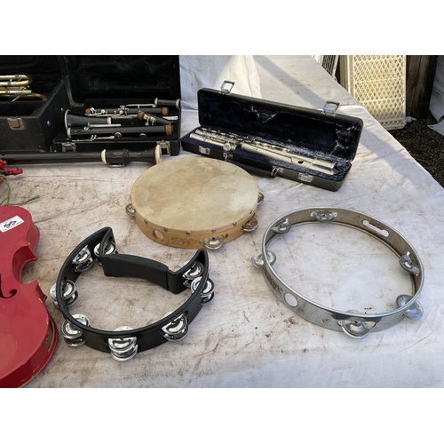 55 - CRATE OF MUSICAL INSTRUMENTS TO INCLUDE TAMBORINE, TRUMPET, HARMONICA, FLUTES, CLARINET ETC