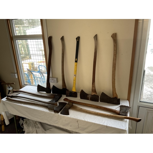 64 - QTY OF VINTAGE AXES TO INCLUDE FIBRE GLASS HANDLED EXAMPLE