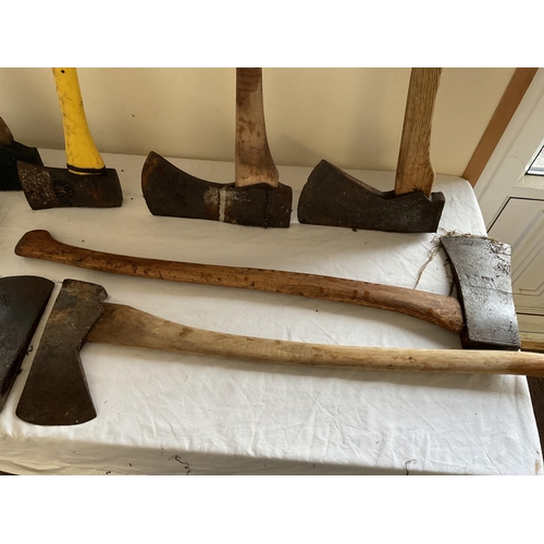 64 - QTY OF VINTAGE AXES TO INCLUDE FIBRE GLASS HANDLED EXAMPLE