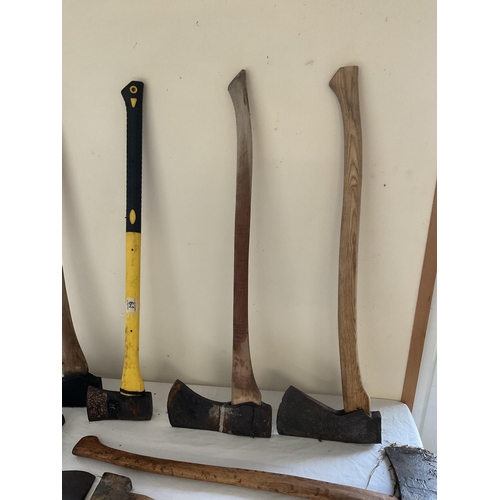 64 - QTY OF VINTAGE AXES TO INCLUDE FIBRE GLASS HANDLED EXAMPLE